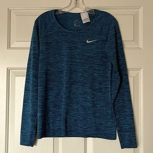 LIKE NEW. Nike Dry Fit Top. Long sleeve. size M